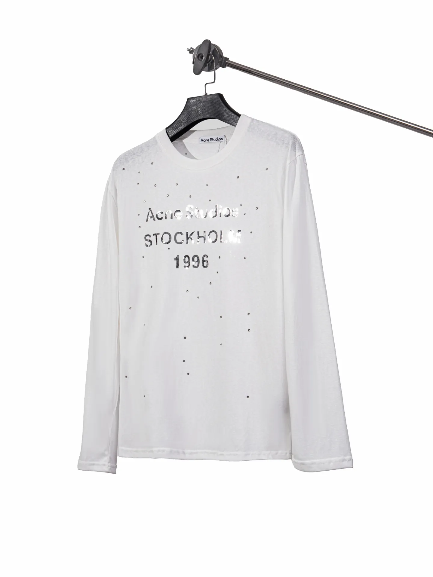 Model No. SL ACNE Letters reflective rhinestone printed round neck long-sleeved T Couple Same Style Full set of packaging Three labels complete Distinguished market currency Feel free to compare Pure cotton Gram-weight 32 double yarns No pilling No fading Comfortable Breathable High-temperature pre-shrunk Processed with 1x 1 thread in the same cylinder Not easy to deform after repeated washing Oversize loose version Maximum wear Fit below loose Original matching accessories 1:1 Main mark process Very Premium Color: Black White Size: S-XL